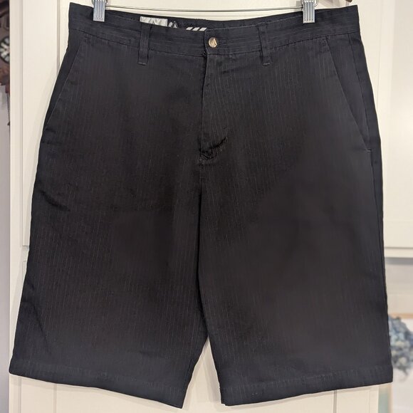 Vintage Volcom Stone Baggy Shorts Men’s 34 Black Pinstripe Y2K Skate Streetwear - Picture 1 of 12